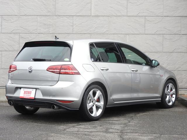 ゴルフＧＴＩ ベースグレード　ワンオーナー　純正ナビ　記録簿　ＡＣＣ　ワンオーナー　純正ナビ地デジ　純正１７インチＡＷ　アダプティブクルーズコントロール　ＨＩＤヘッドライト　レーンキープアシスト　スマートキー　パドルシフト　ＥＴＣ　レッドキャリパー　記録簿　バックカメラ（3枚目）