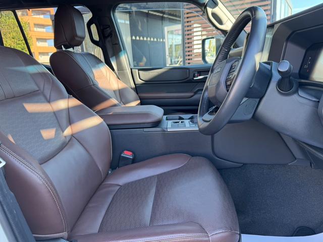 ランドクルーザー２５０ ＶＸファーストエディション　モデリスタシグネチャーイルミ　モデリスタオーバーフェンダー　サンルーフ　丸１眼ＬＥＤヘッド　全方位モニター　ルーフレール　純正１８インチＡＷ　ＥＴＣ２．０　ＢＳＭ　パワーシート　純正ナビ　ＴＶ　Ｂカメ（8枚目）