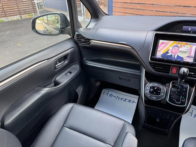 エスクァイア Gi ブラックテーラード 純正9インチナビ 純正後席モニター 両側電動スライドドア クルーズコントロール レザーシート 前席シートヒーター フルセグTV Bluetooth接続 バックカメラ ハイビームアシスト ETC(19枚目)