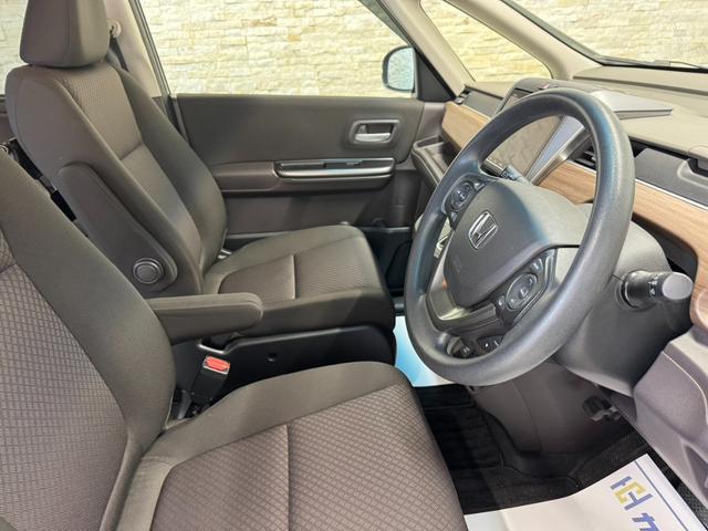 フリード Ｇ・ホンダセンシング　９インチプレミアムナビ　フルセグ　Ｂｌｕｅｔｏｏｔｈ接続　バックカメラ　ＥＴＣ　アダプティブクルコン　レーンキープ　シートヒーター　両側電動スライドドア　ＬＥＤヘッド　スマートキー　プッシュスタート（8枚目）