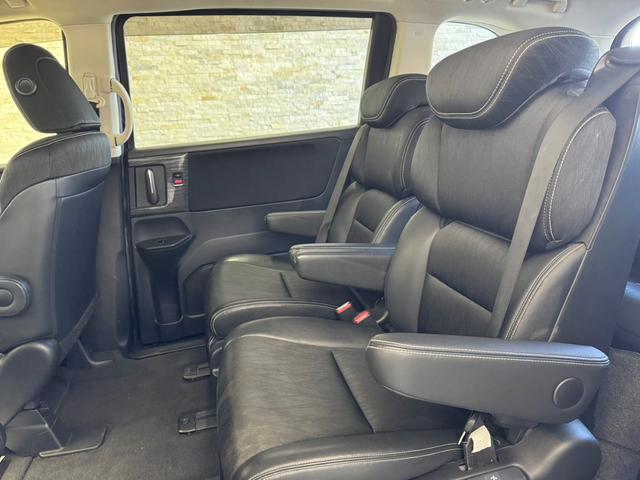 オデッセイ アブソルート　７インチワイドインターナビ　９インチワイドフリップダウン　フルセグ　Ｂｌｕｅｔｏｏｔｈ接続　Ｂカメ　両側スライド片側Ｐスライド　クルコン　ＥＴＣ　ハーフレザー　ＬＥＤヘッド　純正１７インチＡＷ（8枚目）