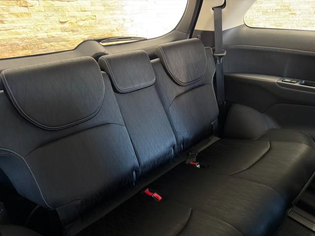 オデッセイ アブソルート　７インチワイドインターナビ　９インチワイドフリップダウン　フルセグ　Ｂｌｕｅｔｏｏｔｈ接続　Ｂカメ　両側スライド片側Ｐスライド　クルコン　ＥＴＣ　ハーフレザー　ＬＥＤヘッド　純正１７インチＡＷ（9枚目）