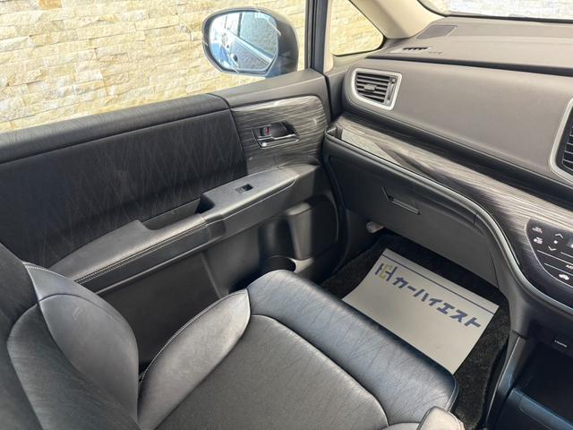 オデッセイ アブソルート　７インチワイドインターナビ　９インチワイドフリップダウン　フルセグ　Ｂｌｕｅｔｏｏｔｈ接続　Ｂカメ　両側スライド片側Ｐスライド　クルコン　ＥＴＣ　ハーフレザー　ＬＥＤヘッド　純正１７インチＡＷ（16枚目）