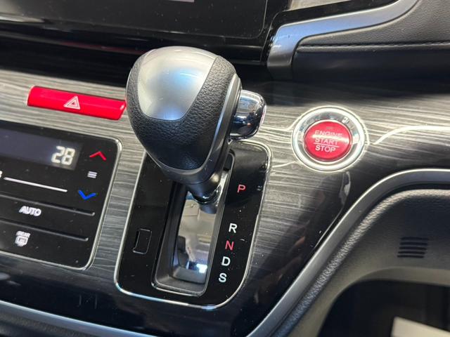 オデッセイ アブソルート　７インチワイドインターナビ　９インチワイドフリップダウン　フルセグ　Ｂｌｕｅｔｏｏｔｈ接続　Ｂカメ　両側スライド片側Ｐスライド　クルコン　ＥＴＣ　ハーフレザー　ＬＥＤヘッド　純正１７インチＡＷ（22枚目）