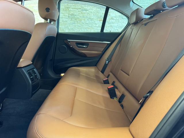 ３シリーズ ３２０ｄ　ラグジュアリー　純正ナビ　Ｂｌｕｅｔｏｏｔｈ接続　バックカメラ　メモリ付きパワーシート　ブラウンレザーシート　ＥＴＣ　クルーズコントロール　レーンキープ　ディスチャージドランプ　オートライト　純正１７インチＡＷ（11枚目）