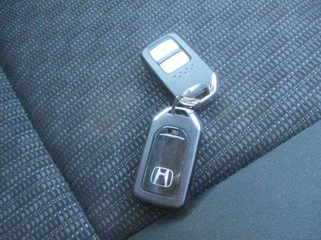 フィット １３Ｇ・Ｌパッケージ　１オーナー　ＳＤナビ　ワンセグ　ＬＥＤライト　衝突軽減ブレーキサポート　ＥＴＣ　オートライトエアコン　プッシュスイッチ　車検９年付　禁煙車　タイヤ８分山　ウインカーミラー（14枚目）