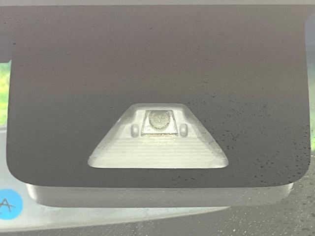 ステラ カスタムＲ　スマートアシスト　禁煙車　衝突被害軽減システム　ＳＤナビ　ｂｌｕｅｔｏｏｔｈ　バックカメラ　ＥＴＣ　ＬＥＤヘッドライト＆フォグ　踏み間違い防止　車線遺脱警報　オートライト　ドアバイザー　オートエアコン　スマートキー（3枚目）