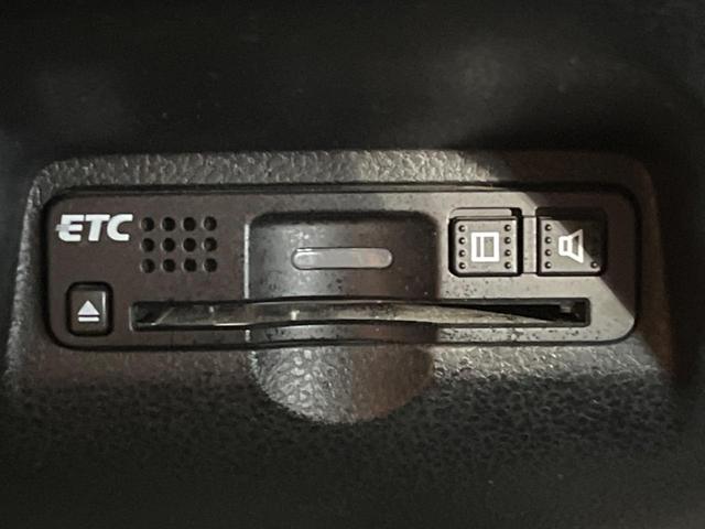 フィット ＲＳ　純正ナビ　バックカメラ　ＣＤ／ＤＶＤ再生　ドラレコ　ＥＴＣ　キーレスエントリー　オートエアコン　オートライト　ＨＩＤヘッドライト　純正１６インチＡＷ　禁煙車　電動格納ミラー　ドアバイザー（6枚目）