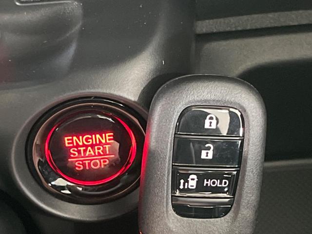 【Ｈｏｎｄａスマートキー】カバンやポケットに入れたままでもドアの施錠・解錠が可能なスマートキーを装備。エンジンのオン・オフ時もカギを取り出す必要が無いからとっても便利です♪
