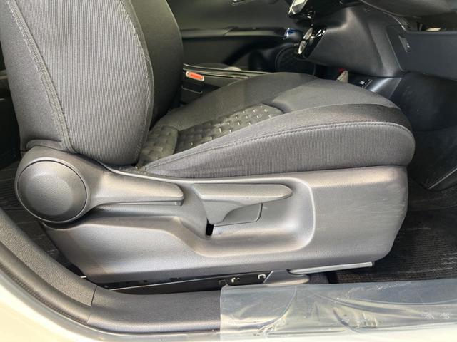 プリウスＰＨＶ Ａユーティリティプラス　純正１１型ナビ　バックカメラ　レーダクルーズコントロール　シートヒーター　ブラインドスポットモニター　ＥＴＣ　オートライト　ＬＥＤヘッドライト　禁煙車　衝突被害軽減装置　純正１７インチＡＷ（41枚目）