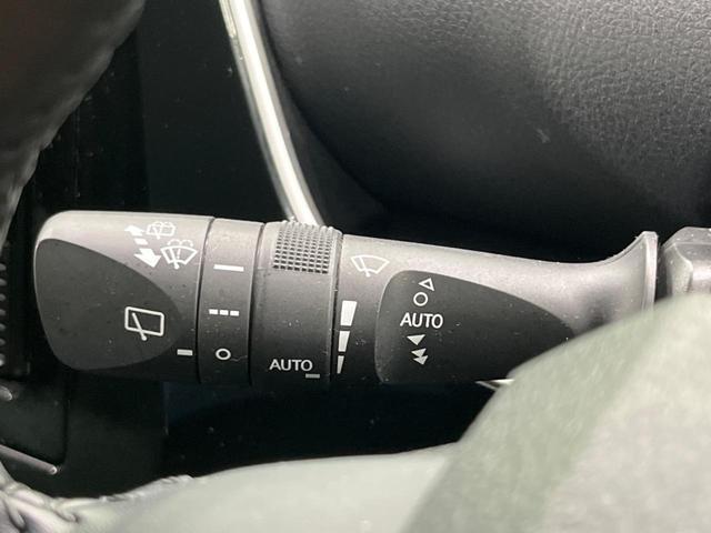 プリウス ＳセーフティプラスＩＩ　ＴＲＤフルエアロ　１０型ナビ　Ｂｌｕｅｔｏｏｔｈ　衝突被害軽減システム　レーダークルーズ　禁煙車　ＡＣ１００Ｖ電源　ブラインドスポットモニター　ＬＥＤヘッド／フォグ　オートハイビーム　車線逸脱警報（26枚目）