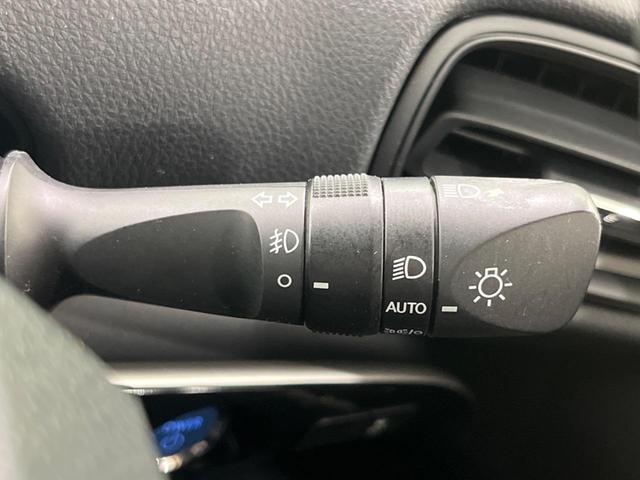 プリウス ＳセーフティプラスＩＩ　ＴＲＤフルエアロ　１０型ナビ　Ｂｌｕｅｔｏｏｔｈ　衝突被害軽減システム　レーダークルーズ　禁煙車　ＡＣ１００Ｖ電源　ブラインドスポットモニター　ＬＥＤヘッド／フォグ　オートハイビーム　車線逸脱警報（29枚目）