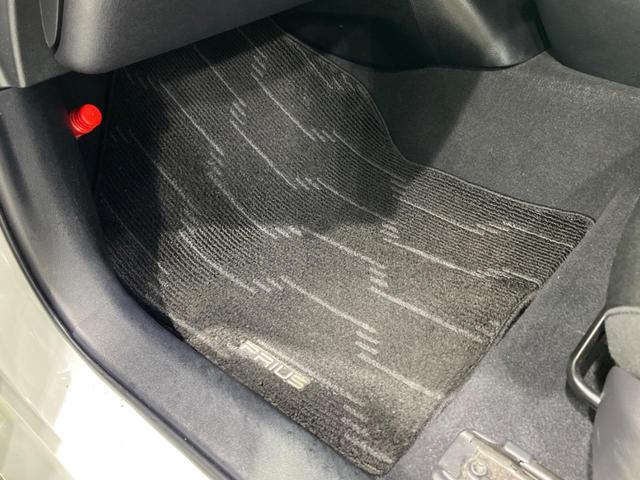 プリウス ＳセーフティプラスＩＩ　ＴＲＤフルエアロ　１０型ナビ　Ｂｌｕｅｔｏｏｔｈ　衝突被害軽減システム　レーダークルーズ　禁煙車　ＡＣ１００Ｖ電源　ブラインドスポットモニター　ＬＥＤヘッド／フォグ　オートハイビーム　車線逸脱警報（52枚目）