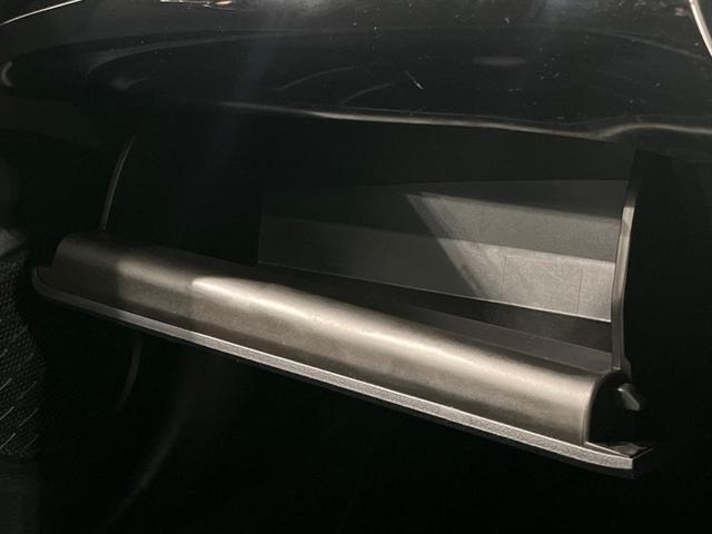 プリウス ＳセーフティプラスＩＩ　ＴＲＤフルエアロ　１０型ナビ　Ｂｌｕｅｔｏｏｔｈ　衝突被害軽減システム　レーダークルーズ　禁煙車　ＡＣ１００Ｖ電源　ブラインドスポットモニター　ＬＥＤヘッド／フォグ　オートハイビーム　車線逸脱警報（57枚目）