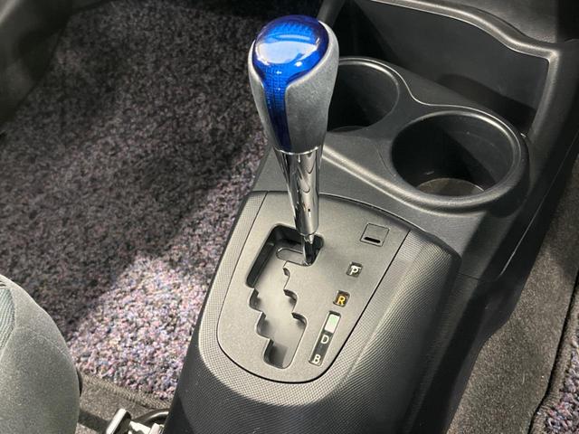 アクア Sスタイルブラック 純正ナビ Bluetooth フルセグ ETC 禁煙車 衝突被害軽減装置 オートマチックハイビーム オートライト スマートキー&プッシュスタート オートエアコン CD/DVD再生 プライバシーガラス(26枚目)