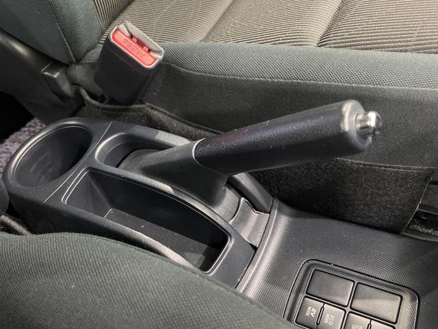 アクア Sスタイルブラック 純正ナビ Bluetooth フルセグ ETC 禁煙車 衝突被害軽減装置 オートマチックハイビーム オートライト スマートキー&プッシュスタート オートエアコン CD/DVD再生 プライバシーガラス(27枚目)