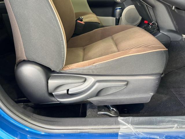 アクア G 純正ナビ バックカメラ ETC スマートキー&プッシュスタート オートエアコン オートライト 禁煙車 電動格納ミラー ドアバイザー 横滑り防止システム 運転席&助手席エアバッグ 衝突安全ボディ(35枚目)