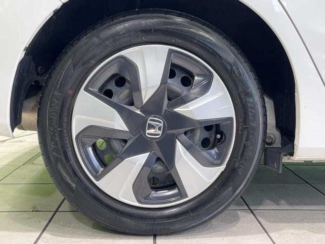 フィットハイブリッド F SDナビ 衝突軽減装置 アダプティブクルーズコントロール 禁煙車 誤発進抑制機能 ETC オートエアコン プッシュスタート&スマートキー 純正15インチスチールホイール 電動格納ドアミラー(27枚目)