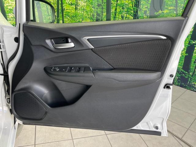 フィットハイブリッド F SDナビ 衝突軽減装置 アダプティブクルーズコントロール 禁煙車 誤発進抑制機能 ETC オートエアコン プッシュスタート&スマートキー 純正15インチスチールホイール 電動格納ドアミラー(42枚目)