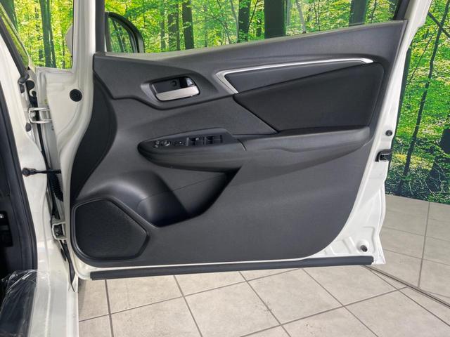 フィット １３Ｇ・Ｌパッケージ　純正８型ナビ　バックカメラ　禁煙車　スマートキー　ＬＥＤヘッド　ＥＴＣ　オートライト　オートエアコン　Ｂｌｕｅｔｏｏｔｈ再生　ＣＤ／ＤＶＤ再生　フルセグ　アイドリングストップ　横滑り防止（33枚目）
