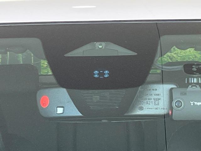 シビック ｅ：ＨＥＶ　メーカー９型ナビ　ＢＯＳＥサウンドシステム　衝突被害軽減システム　アダプティブクルーズ　禁煙車　ドラレコ　ＥＴＣ　Ｂｌｕｅｔｏｏｔｈ　バックカメラ　コーナーセンサー　ＬＥＤヘッド　純正１８インチＡＷ（4枚目）