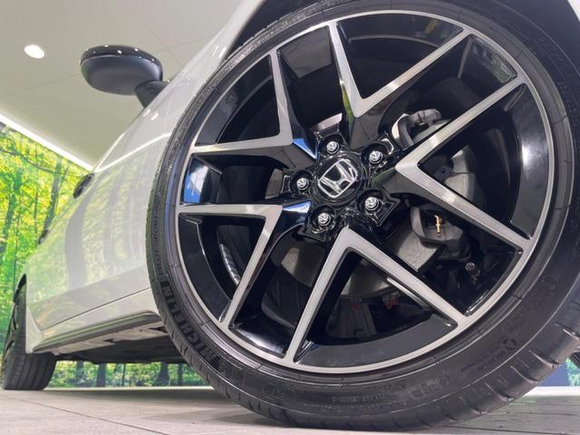 シビック ｅ：ＨＥＶ　メーカー９型ナビ　ＢＯＳＥサウンドシステム　衝突被害軽減システム　アダプティブクルーズ　禁煙車　ドラレコ　ＥＴＣ　Ｂｌｕｅｔｏｏｔｈ　バックカメラ　コーナーセンサー　ＬＥＤヘッド　純正１８インチＡＷ（13枚目）