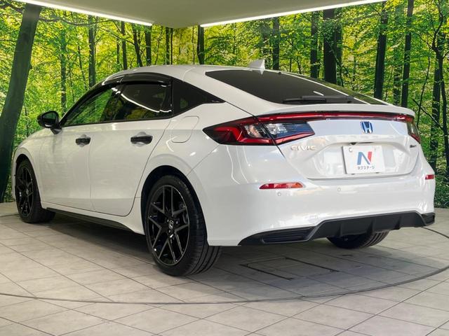 シビック ｅ：ＨＥＶ　メーカー９型ナビ　ＢＯＳＥサウンドシステム　衝突被害軽減システム　アダプティブクルーズ　禁煙車　ドラレコ　ＥＴＣ　Ｂｌｕｅｔｏｏｔｈ　バックカメラ　コーナーセンサー　ＬＥＤヘッド　純正１８インチＡＷ（17枚目）