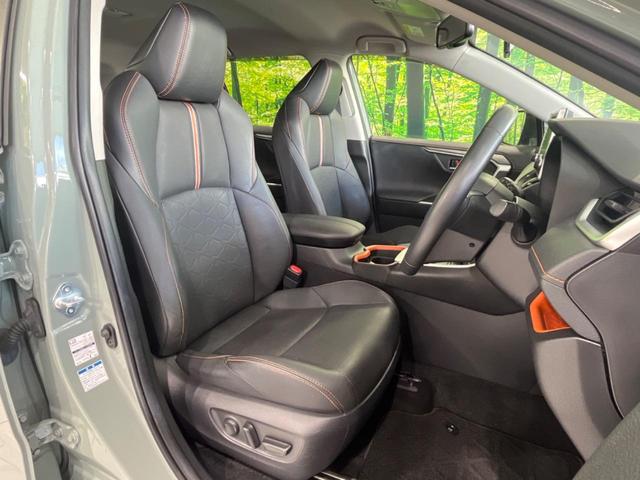 運転席まわりには十分なスペースがあり、大柄な方でもゆったり運転していただける環境です。