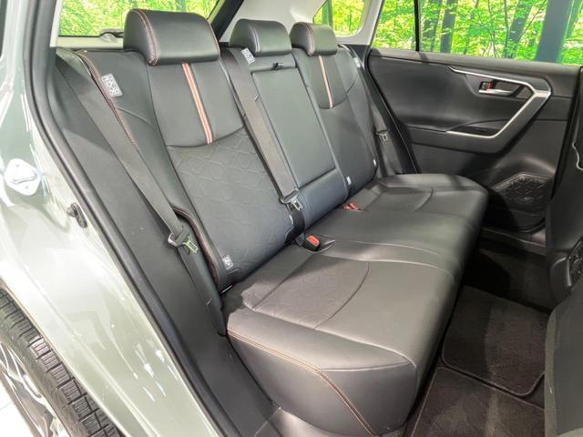 広々とした２列目シートは居住性が高く、居心地も快適！友達や家族とのお出かけにぴったりです。ベビーシートやチャイルドシート使用時も快適にお過ごしいただける十分な空間を確保しています。