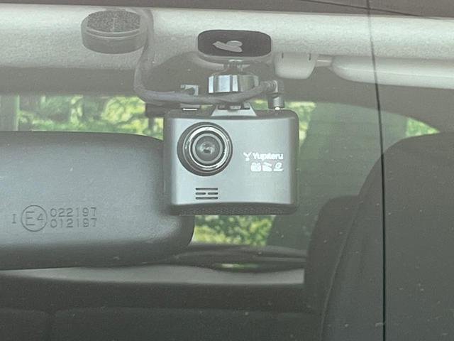 ヴィッツ RS G’s 純正ナビ ドラレコ ETC 純正17インチアルミレッドライン入 大型マフラー LEDイルミネーションビーム HIDヘッド アルミ製ペダル 革巻きステアリング バックカメラ ドアバイザー 電動格納ミラー(5枚目)