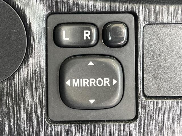 ヴィッツ RS G’s 純正ナビ ドラレコ ETC 純正17インチアルミレッドライン入 大型マフラー LEDイルミネーションビーム HIDヘッド アルミ製ペダル 革巻きステアリング バックカメラ ドアバイザー 電動格納ミラー(7枚目)