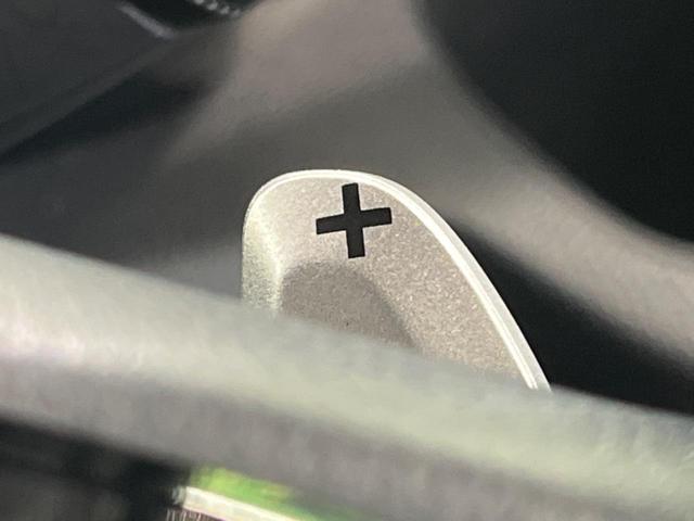 【パドルシフト】ハンドルから手を離さずに素早くシフトアップ＆ダウンができるので、エンジンブレーキを使う下り坂や高速道路の合流で加速したい場面で役立ちます。