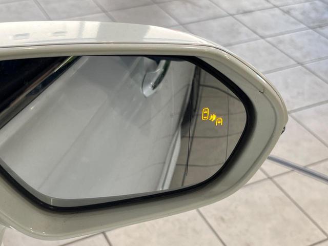 クラウンハイブリッド ＲＳ　純正１２型ナビ　衝突軽減装置　ＣＤ／ＤＶＤ再生　レーダークルーズ　バックカメラ　ＢＳＭ　シートヒーター　ＥＴＣ２．０　ＬＥＤヘッド＆フォグ　純正１８インチＡＷ　プッシュスタート＆スマートキー　禁煙車（7枚目）