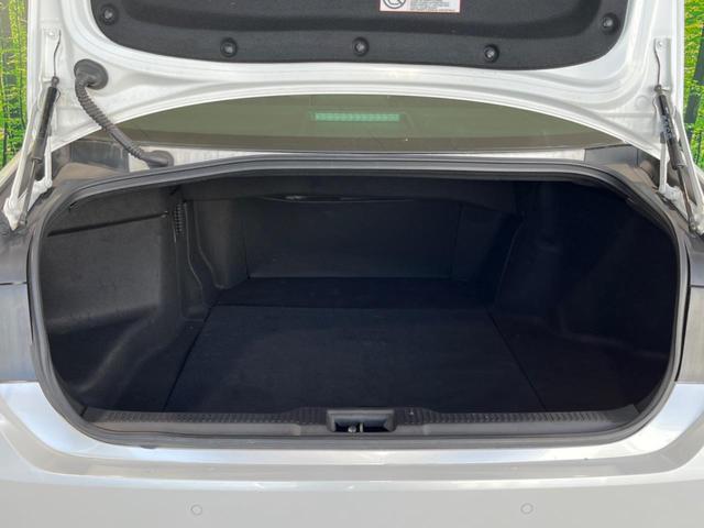 クラウンハイブリッド ＲＳ　純正１２型ナビ　衝突軽減装置　ＣＤ／ＤＶＤ再生　レーダークルーズ　バックカメラ　ＢＳＭ　シートヒーター　ＥＴＣ２．０　ＬＥＤヘッド＆フォグ　純正１８インチＡＷ　プッシュスタート＆スマートキー　禁煙車（10枚目）