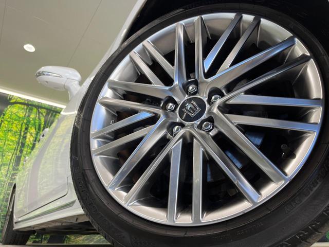 クラウンハイブリッド ＲＳ　純正１２型ナビ　衝突軽減装置　ＣＤ／ＤＶＤ再生　レーダークルーズ　バックカメラ　ＢＳＭ　シートヒーター　ＥＴＣ２．０　ＬＥＤヘッド＆フォグ　純正１８インチＡＷ　プッシュスタート＆スマートキー　禁煙車（13枚目）