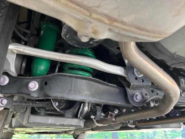 クラウンハイブリッド ＲＳ　純正１２型ナビ　衝突軽減装置　ＣＤ／ＤＶＤ再生　レーダークルーズ　バックカメラ　ＢＳＭ　シートヒーター　ＥＴＣ２．０　ＬＥＤヘッド＆フォグ　純正１８インチＡＷ　プッシュスタート＆スマートキー　禁煙車（20枚目）