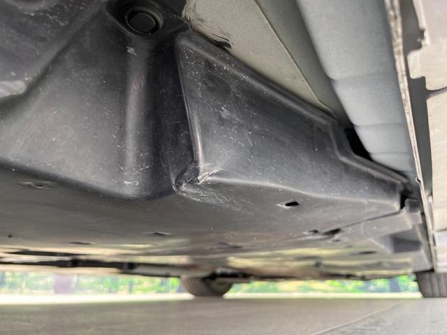 クラウンハイブリッド ＲＳ　純正１２型ナビ　衝突軽減装置　ＣＤ／ＤＶＤ再生　レーダークルーズ　バックカメラ　ＢＳＭ　シートヒーター　ＥＴＣ２．０　ＬＥＤヘッド＆フォグ　純正１８インチＡＷ　プッシュスタート＆スマートキー　禁煙車（21枚目）