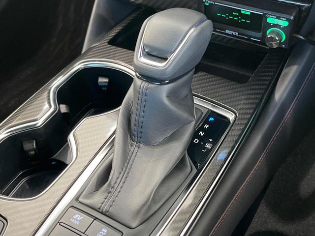 クラウンハイブリッド ＲＳ　純正１２型ナビ　衝突軽減装置　ＣＤ／ＤＶＤ再生　レーダークルーズ　バックカメラ　ＢＳＭ　シートヒーター　ＥＴＣ２．０　ＬＥＤヘッド＆フォグ　純正１８インチＡＷ　プッシュスタート＆スマートキー　禁煙車（26枚目）