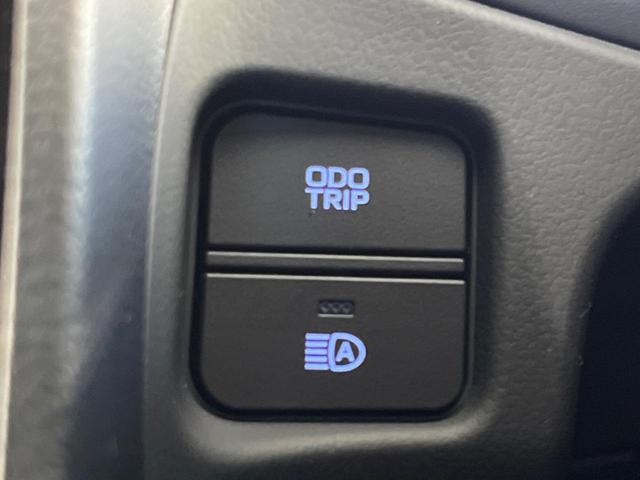 クラウンハイブリッド ＲＳ　純正１２型ナビ　衝突軽減装置　ＣＤ／ＤＶＤ再生　レーダークルーズ　バックカメラ　ＢＳＭ　シートヒーター　ＥＴＣ２．０　ＬＥＤヘッド＆フォグ　純正１８インチＡＷ　プッシュスタート＆スマートキー　禁煙車（41枚目）