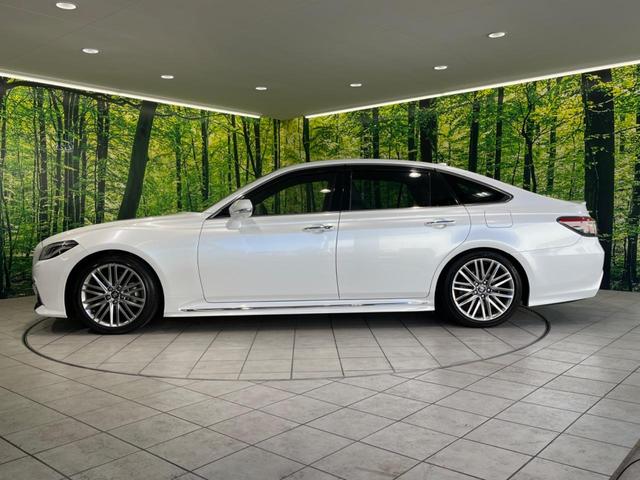 クラウンハイブリッド ＲＳ　純正１２型ナビ　衝突軽減装置　ＣＤ／ＤＶＤ再生　レーダークルーズ　バックカメラ　ＢＳＭ　シートヒーター　ＥＴＣ２．０　ＬＥＤヘッド＆フォグ　純正１８インチＡＷ　プッシュスタート＆スマートキー　禁煙車（49枚目）