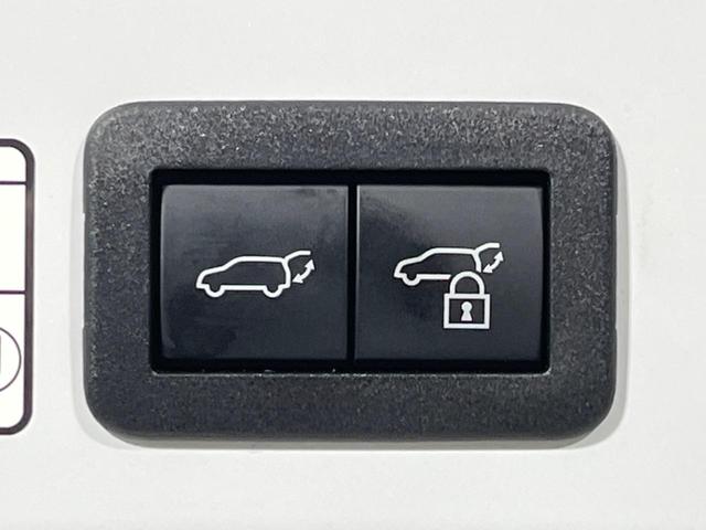 カローラクロス ハイブリッド Z パノラマルーフ 純正10型ナビ 衝突軽減装置 全周囲カメラ レーダークルーズ 電動リヤゲート シートヒーター オートエアコン BSM 純正18インチAW ETC2.0 パワーシート 禁煙車(7枚目)