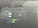 プリウス ＳセーフティプラスＩＩ　ＴＲＤフルエアロ　１０型ナビ　Ｂｌｕｅｔｏｏｔｈ　衝突被害軽減システム　レーダークルーズ　禁煙車　ＡＣ１００Ｖ電源　ブラインドスポットモニター　ＬＥＤヘッド／フォグ　オートハイビーム　車線逸脱警報（7枚目）