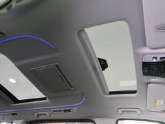 【サンルーフ】ボタンひとつで開閉可能！開放感たっぷりのサンルーフが装着されています！車内に明かりを取り入れたり景色を楽しむ以外にも、よどみがちな車内の空気も簡単に換気できて快適です！ 6