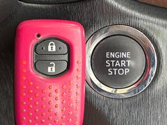 【スマートキー】カバンやポケットに入れたままでもドアの施錠・解錠が可能なスマートキーを装備。エンジンのオン・オフ時もカギを取り出す必要が無いからとっても便利です♪ 4