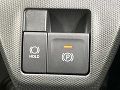 【電動パーキングブレーキ】パーキングブレーキは便利な電動式！ボタン一つで操作でき、アクセルを踏めば自動で解除されます♪レバーやペダルが無いので運転席廻りもすっきりしますね♪ 5