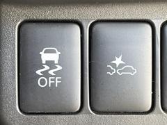 【横滑り防止装置】車両の横滑りを感知すると、自動的に車両の進行方向を保つように車両を制御します。雨の日など滑りやすい路面状況でも安全な運転が可能です。 6