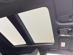 【調光パノラマルーフ】車内の解放感が一気に上がる大型パノラマルーフに調光機能がプラス！日差しが強い時、シェードを閉めなくてもガラスの透明度を調整することで心地よい明るさに♪ 4