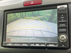 【バックカメラ】駐車時に後方がリアルタイム映像で確認できます。大型商業施設や立体駐車場での駐車時や、夜間のバック時に大活躍！運転スキルに関わらず、今や必須となった装備のひとつです！ 5