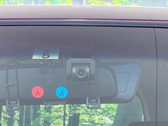 【ドライブレコーダー】安心・安全なカーライフに必須のドライブレコーダーを装備！走行中はもちろん、あおり運転や事故に遭遇した際の状況も映像で記録し、万一のリスクに備えます。 3