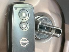 【インテリジェントキー】カバンやポケットに入れたままでもドアの施錠・解錠が可能なスマートキーを装備。エンジンのオン・オフ時もカギを取り出す必要が無いからとっても便利です♪ 4
